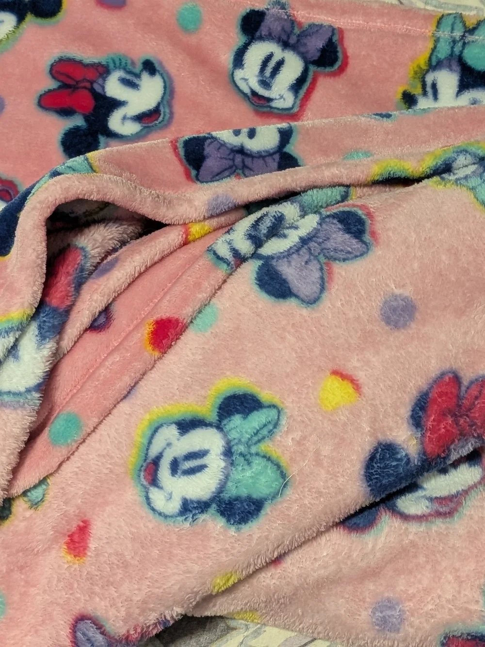 The Big One Oversized Plush Minnie Mouse Bow Throw Blanket, 5ft x 6 ft EUC Soft
